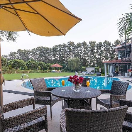 Stayvista At The Banyan Abode With Pool Table, Pet Friendly & Outdoor Pool Manesar Exteriör bild