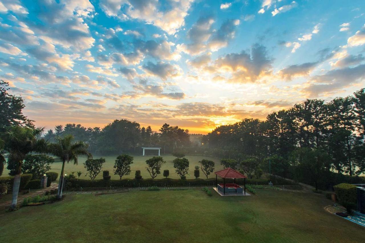 Stayvista At The Banyan Abode With Pool Table, Pet Friendly & Outdoor Pool Manesar Exteriör bild