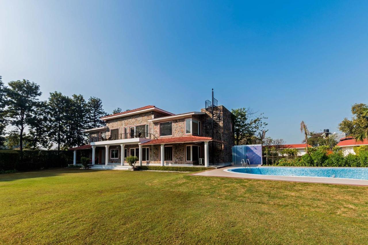 Stayvista At The Banyan Abode With Pool Table, Pet Friendly & Outdoor Pool Manesar Exteriör bild